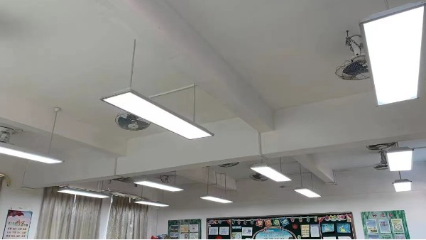 守護學(xué)生視力健康，維格教育護眼燈為成長保駕護航