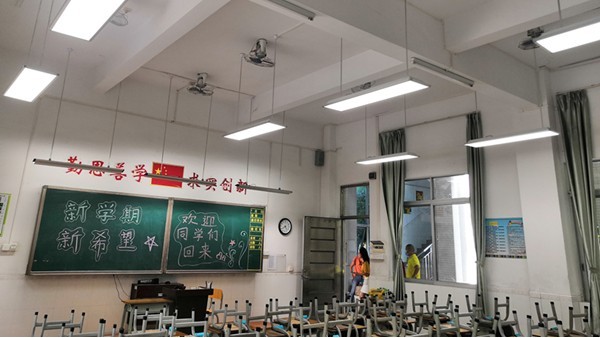熒光燈嚴(yán)重危害學(xué)生的視力健康，教室照明需要用護(hù)眼教室燈具