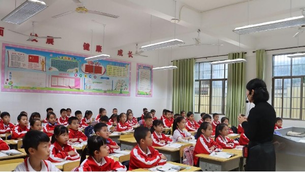 維格教育照明，教室護眼燈，打造健康學習環(huán)境！