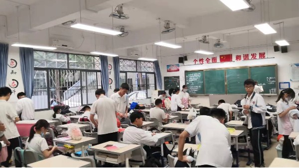維格教育照明：點(diǎn)亮知識的曙光，黑板燈的專業(yè)選擇