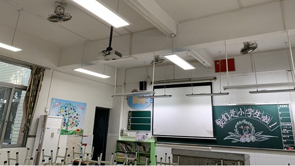 <i style='color:red'>看不清</i>黑板？教室照明的反光、眩光問題應(yīng)該怎么處理？